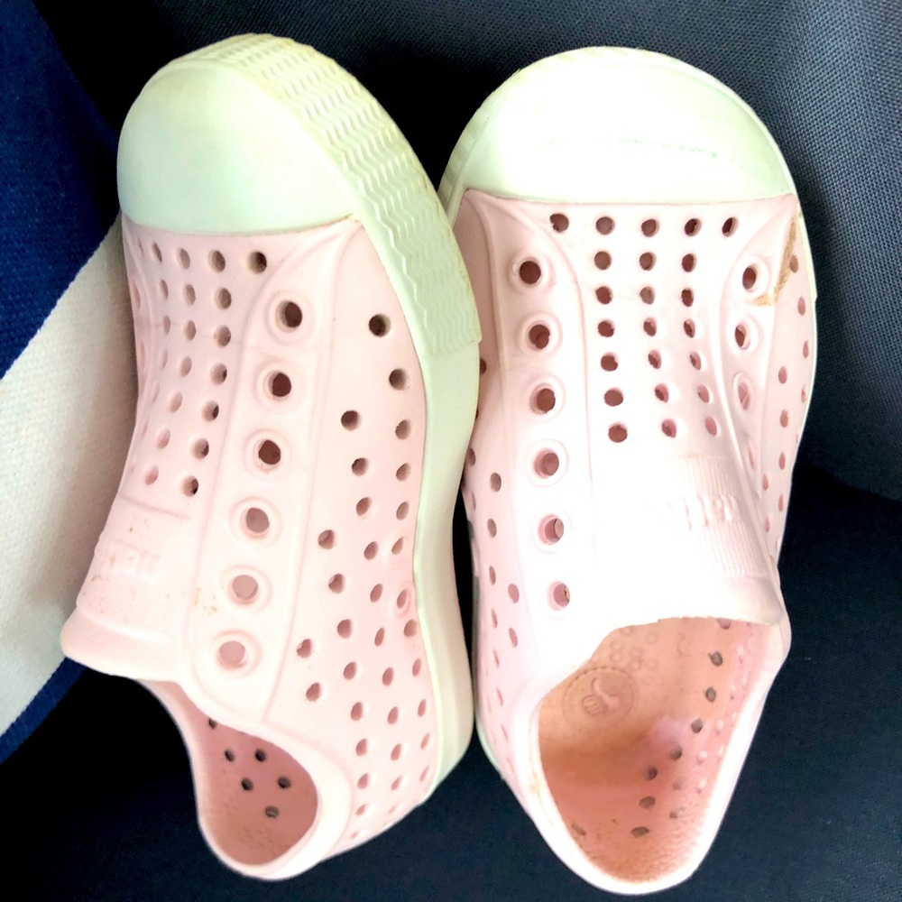 Native water shoes pink